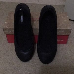 Flat black shoes